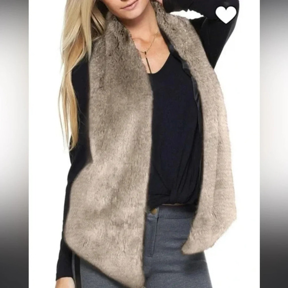Tart Collections • Kyla Faux Fur Vest - Picture 2 of 10